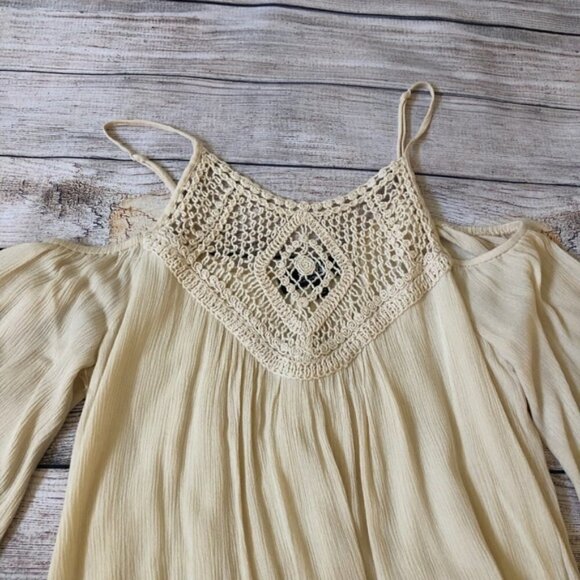 Lulu's Cold Shoulder Shift Crochet Dress Size S - Picture 6 of 7